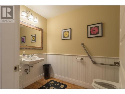 862 Bernard Avenue, Kelowna, BC - Indoor Photo Showing Bathroom