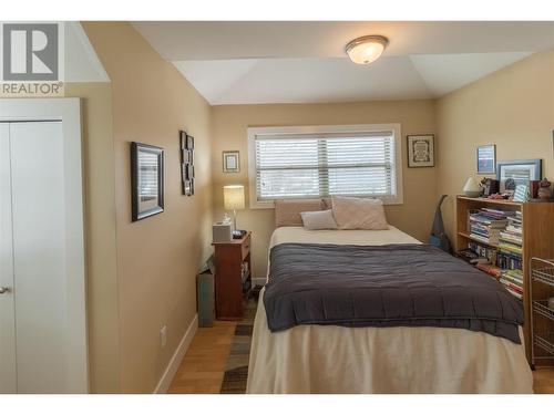 862 Bernard Avenue, Kelowna, BC - Indoor Photo Showing Bedroom
