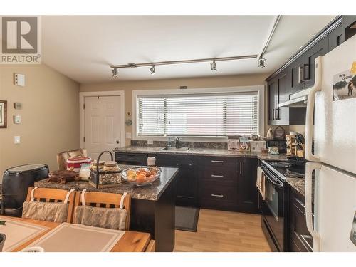 862 Bernard Avenue, Kelowna, BC - Indoor Photo Showing Kitchen