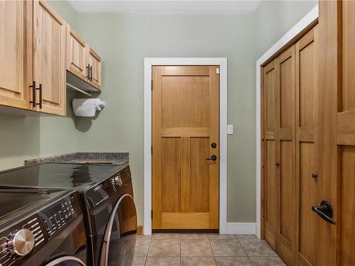 706 Alvord Cres, Comox, BC - Indoor Photo Showing Laundry Room