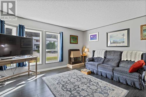 210 Brooke Drive, Chase, BC - Indoor Photo Showing Living Room