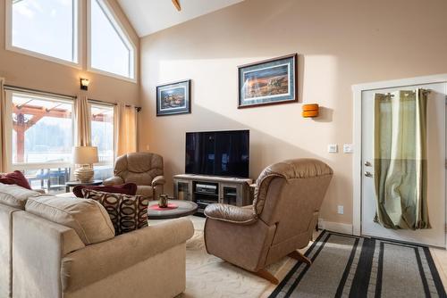 8550 Beach Street, Balfour, BC - Indoor Photo Showing Living Room