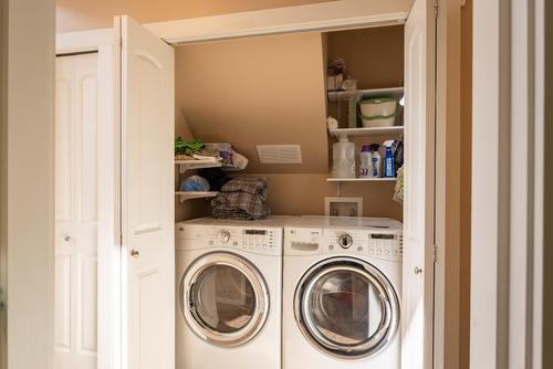 8550 Beach Street, Balfour, BC - Indoor Photo Showing Laundry Room