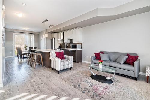 530 North Service Road|Unit #28, Grimsby, ON - Indoor Photo Showing Living Room