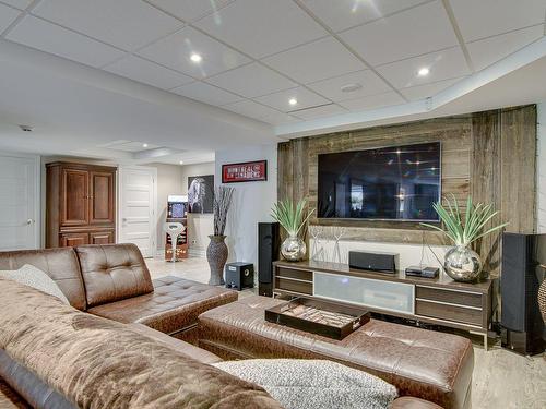 Salle familiale - 23 Rue Du Riviera, Morin-Heights, QC - Indoor Photo Showing Living Room