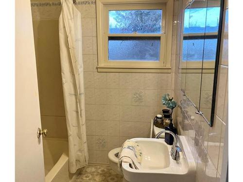 2400 Willemar Ave, Courtenay, BC - Indoor Photo Showing Bathroom