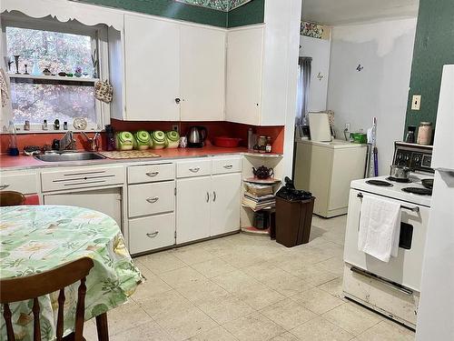 2400 Willemar Ave, Courtenay, BC - Indoor Photo Showing Kitchen