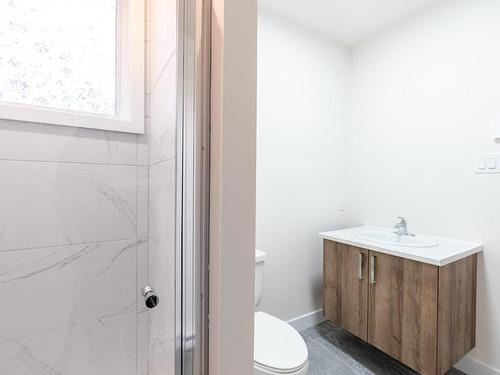 Bathroom - 3946 Rue Adélaïde, Longueuil (Saint-Hubert), QC - Indoor Photo Showing Bathroom