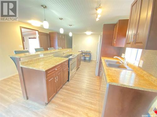Cypress Mobile Home Park, Maple Creek, SK - Indoor Photo Showing Kitchen With Double Sink