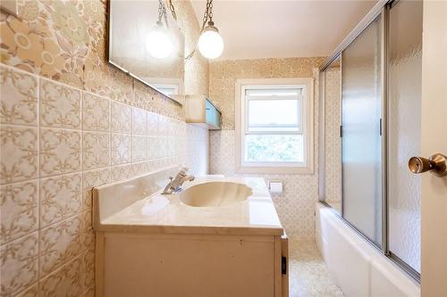 52 Alma Street S, Hagersville, ON - Indoor Photo Showing Bathroom