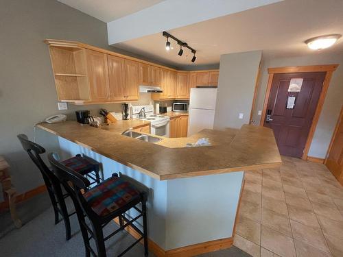 2105 - 5350 Highline Drive, Fernie, BC - Indoor Photo Showing Kitchen
