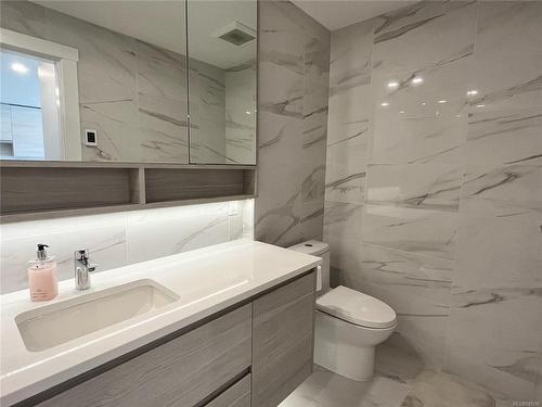 607-777 Herald St, Victoria, BC - Indoor Photo Showing Bathroom