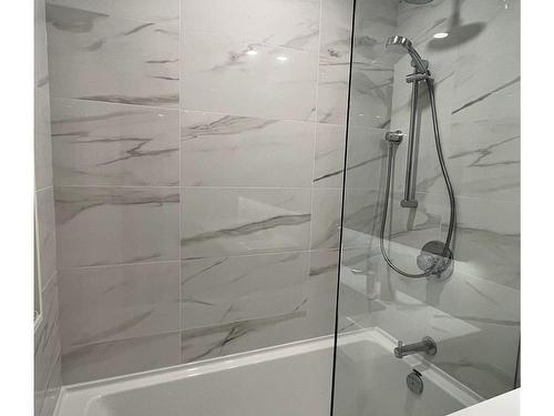 607-777 Herald St, Victoria, BC - Indoor Photo Showing Bathroom