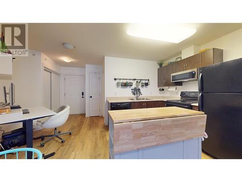 1479 Glenmore Road Unit# 304, Kelowna, BC - Indoor Photo Showing Kitchen