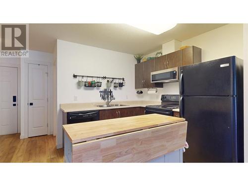 1479 Glenmore Road Unit# 304, Kelowna, BC - Indoor Photo Showing Kitchen With Double Sink