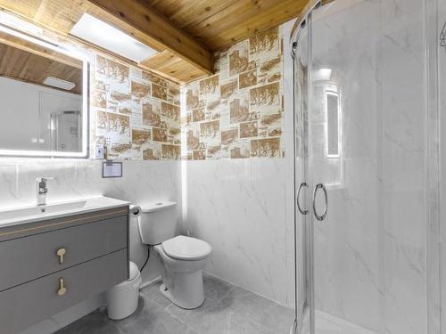 5387 Ronde Lane, Kamloops, BC - Indoor Photo Showing Bathroom