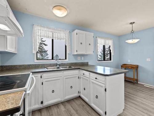 5387 Ronde Lane, Kamloops, BC - Indoor Photo Showing Kitchen With Double Sink