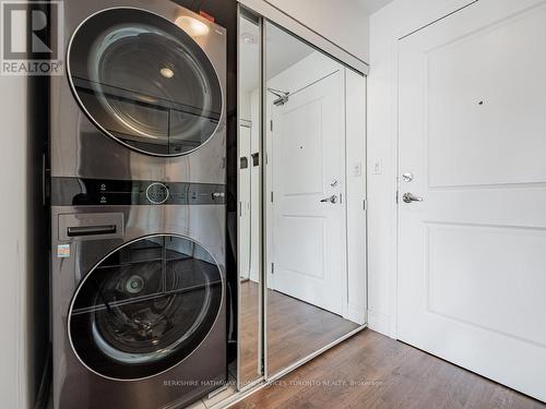 #209 -900 Mount Pleasant Rd, Toronto, ON - Indoor Photo Showing Laundry Room