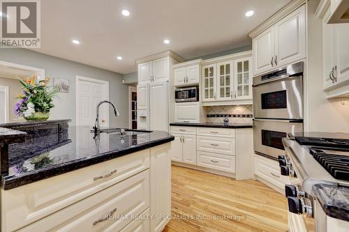1275 Donlea Crescent, Oakville, ON - Indoor Photo Showing Kitchen With Upgraded Kitchen