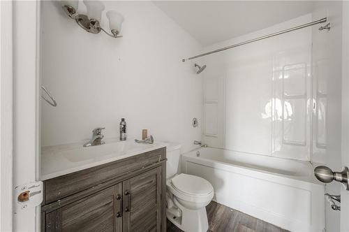 52 Hiawatha Street, St. Thomas, ON - Indoor Photo Showing Bathroom
