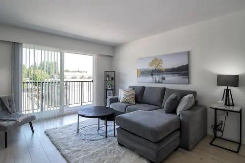 33554 Switzer Avenue, Abbotsford, BC - Indoor Photo Showing Living Room