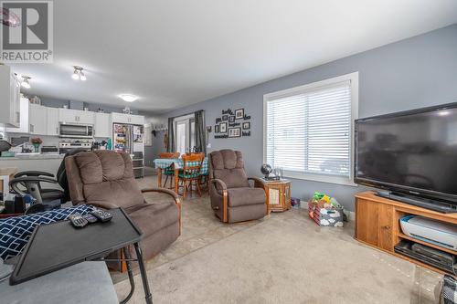 4505 Mclean Creek Road Unit# G6, Okanagan Falls, BC - Indoor Photo Showing Living Room