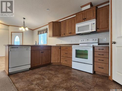 147 6Th Avenue E, Melville, SK - Indoor Photo Showing Kitchen