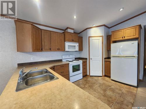 147 6Th Avenue E, Melville, SK - Indoor Photo Showing Kitchen With Double Sink