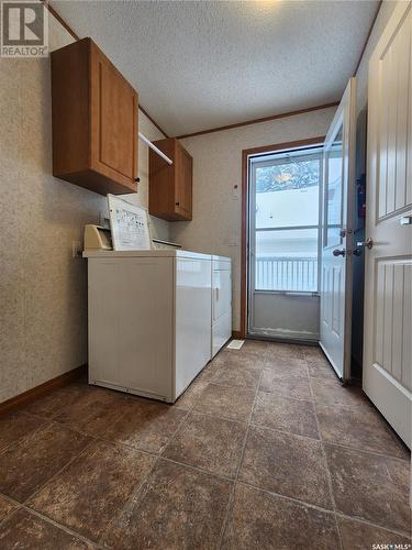 147 6Th Avenue E, Melville, SK - Indoor Photo Showing Laundry Room