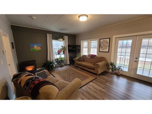 5740 Division Street, Grand Forks, BC - Indoor Photo Showing Living Room