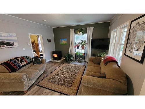 5740 Division Street, Grand Forks, BC - Indoor Photo Showing Living Room