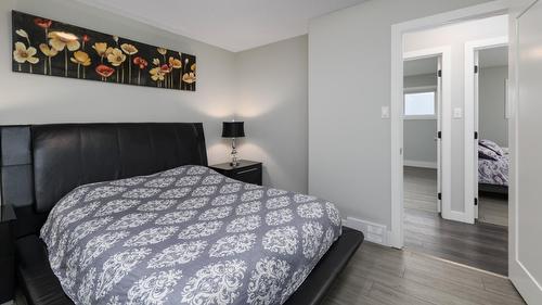 912 7Th Avenue N, Creston, BC - Indoor Photo Showing Bedroom