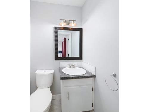 912 7Th Avenue N, Creston, BC - Indoor Photo Showing Bathroom
