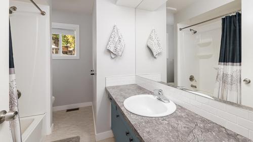 912 7Th Avenue N, Creston, BC - Indoor Photo Showing Bathroom