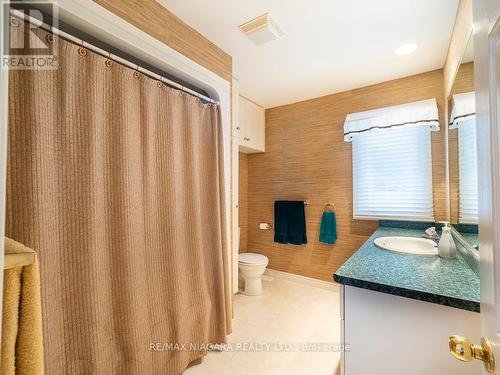 10571 Lakeshore Rd W, Wainfleet, ON - Indoor Photo Showing Bathroom