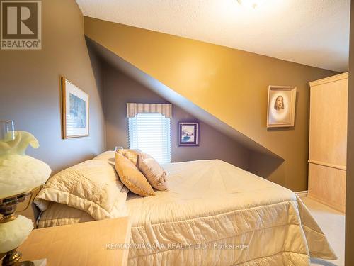 10571 Lakeshore Rd W, Wainfleet, ON - Indoor Photo Showing Bedroom