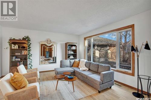 331 Emerald Court, Saskatoon, SK - Indoor Photo Showing Living Room