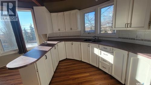 335 Yukon Avenue, Kerrobert, SK - Indoor Photo Showing Kitchen With Double Sink