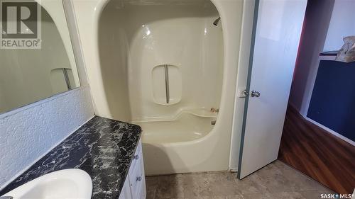 335 Yukon Avenue, Kerrobert, SK - Indoor Photo Showing Bathroom