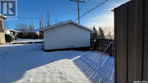 335 Yukon Avenue, Kerrobert, SK - Outdoor With Exterior