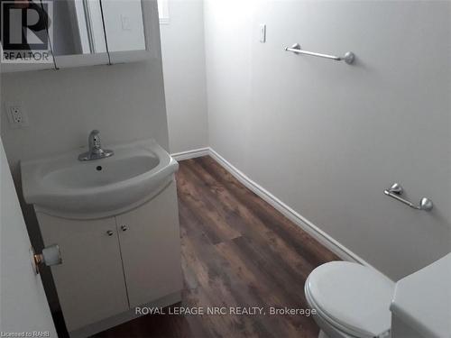 409 Alder St E, Haldimand, ON - Indoor Photo Showing Bathroom