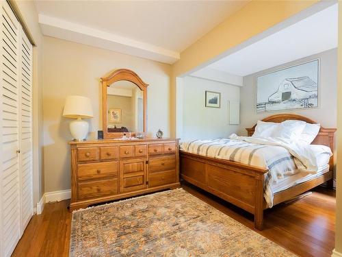 6174 Metral Dr, Nanaimo, BC - Indoor Photo Showing Bedroom