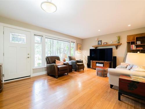 6174 Metral Dr, Nanaimo, BC - Indoor Photo Showing Living Room