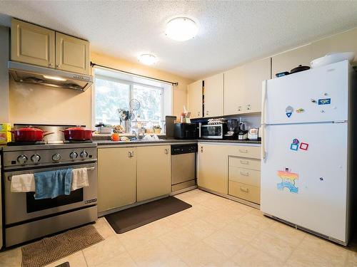 6174 Metral Dr, Nanaimo, BC - Indoor Photo Showing Kitchen