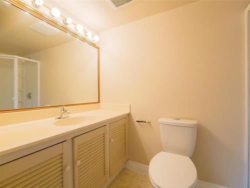 6174 Metral Dr, Nanaimo, BC - Indoor Photo Showing Bathroom