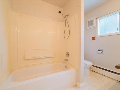 6174 Metral Dr, Nanaimo, BC - Indoor Photo Showing Bathroom