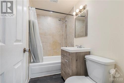 927 County Road 44 Road, Kemptville, ON - Indoor Photo Showing Bathroom