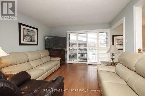 71 Sawmill Rd, Toronto, ON - Indoor Photo Showing Living Room