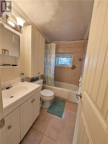 31-33 Rue Du Portage, Caraquet, NB - Indoor Photo Showing Bathroom