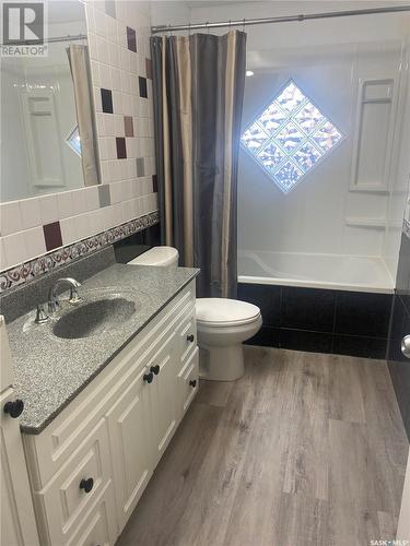 106 6Th Avenue E, Eatonia, SK - Indoor Photo Showing Bathroom